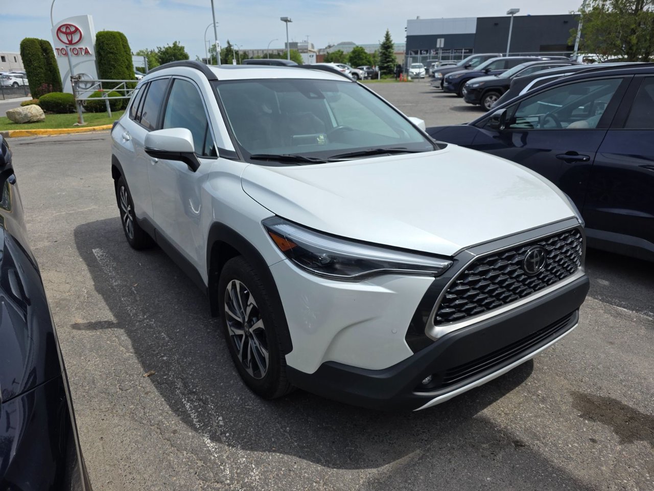 White (Wind Chill Pearl) 2022 Toyota Corolla Cross XLE AWD SUV / Crossover All-Wheel Drive 