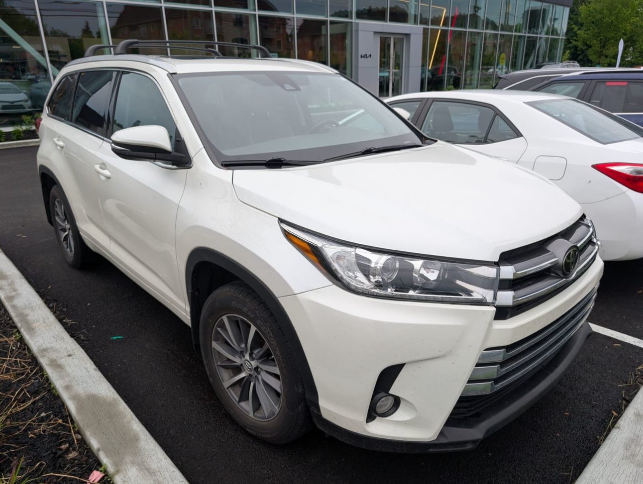 White 2018 Toyota Highlander SUV / Crossover All-Wheel Drive Automatic