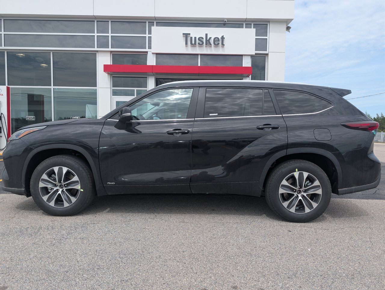 Midnight Black Metallic 2026 Toyota Highlander Hybrid XLE AWD SUV / Crossover All-Wheel Drive Automatic
