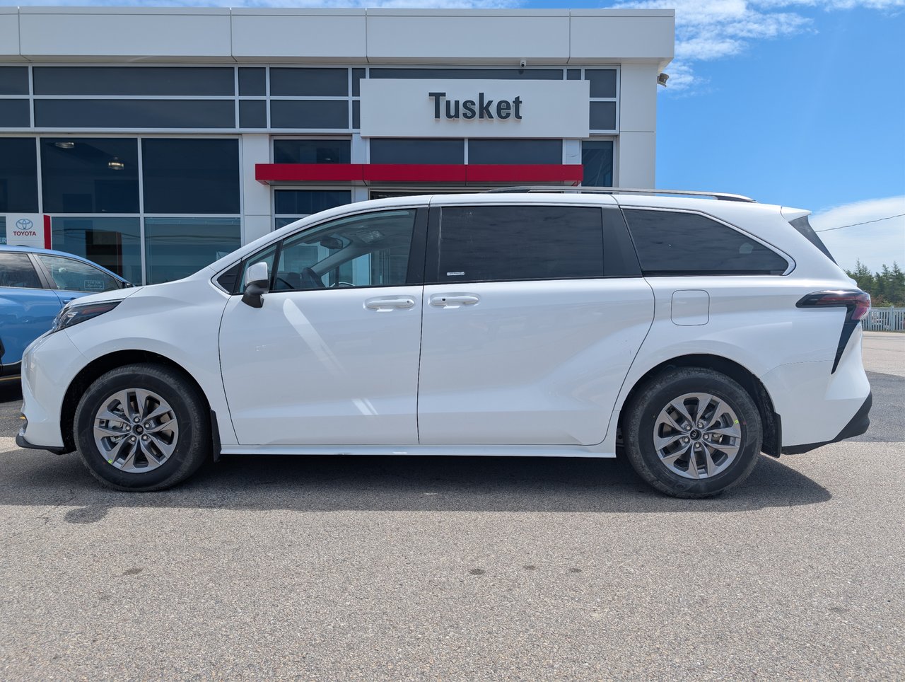 White 2026 Toyota Sienna LE 8-Passenger AWD Minivan All-Wheel Drive Automatic