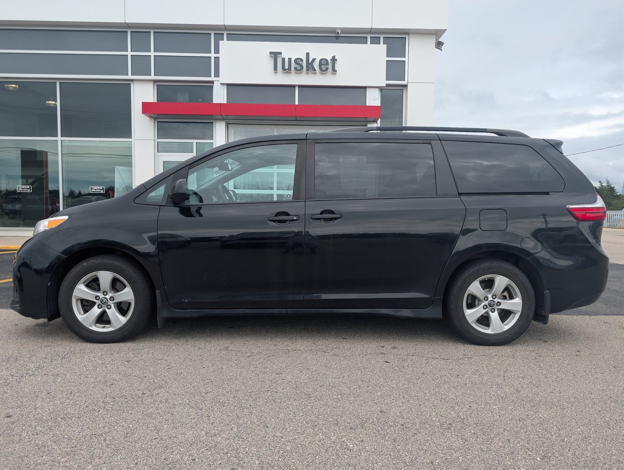 Black 2019 Toyota Sienna Minivan Front-Wheel Drive Automatic