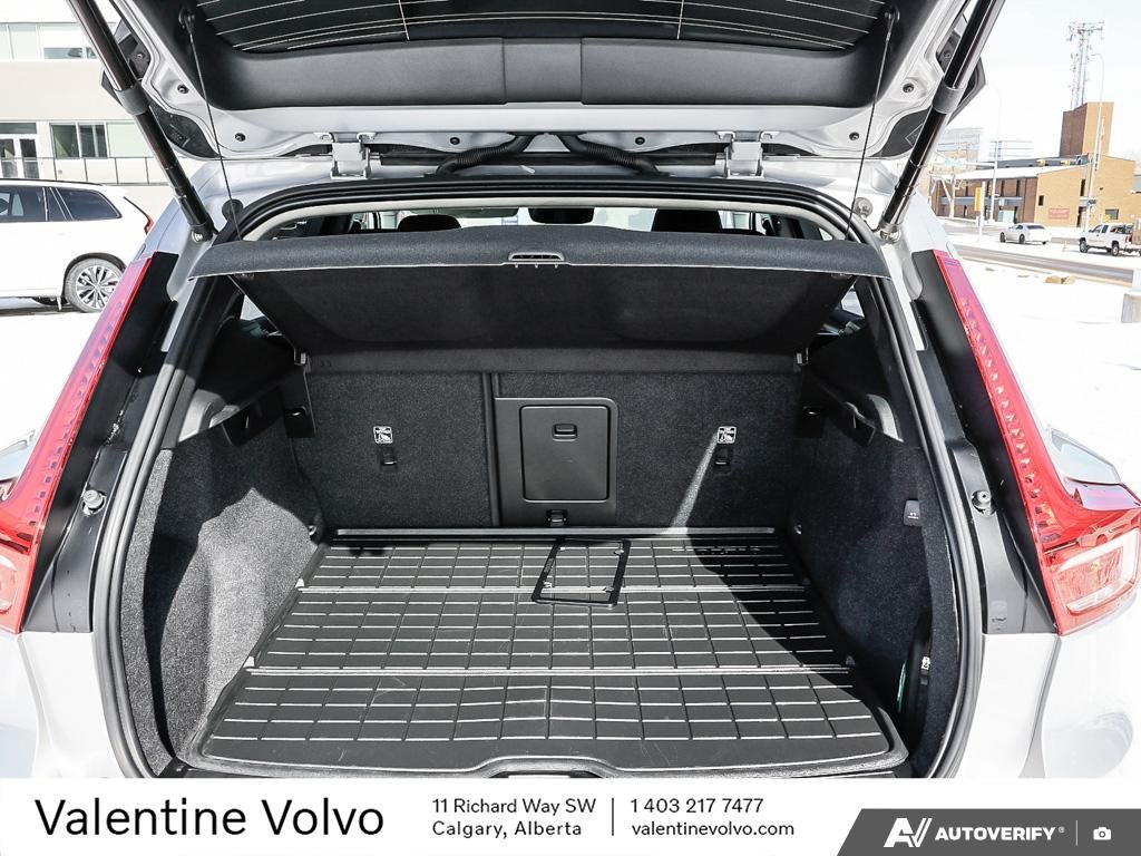 2024 Volvo XC40 Plus Dark Theme-10