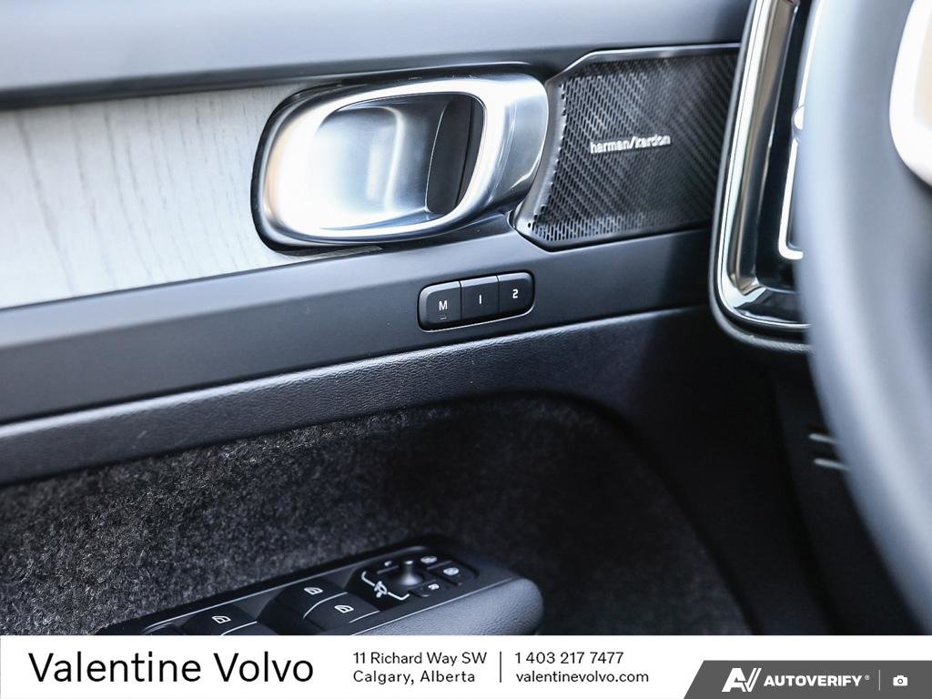 2024 Volvo XC40 Plus Dark Theme-17