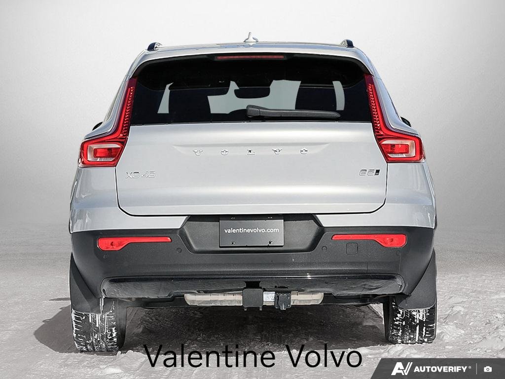 2024 Volvo XC40 Plus Dark Theme-4