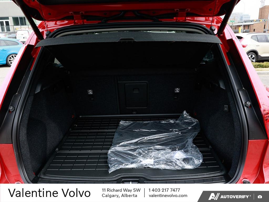 2024 Volvo XC40 Ultimate Dark Theme-5