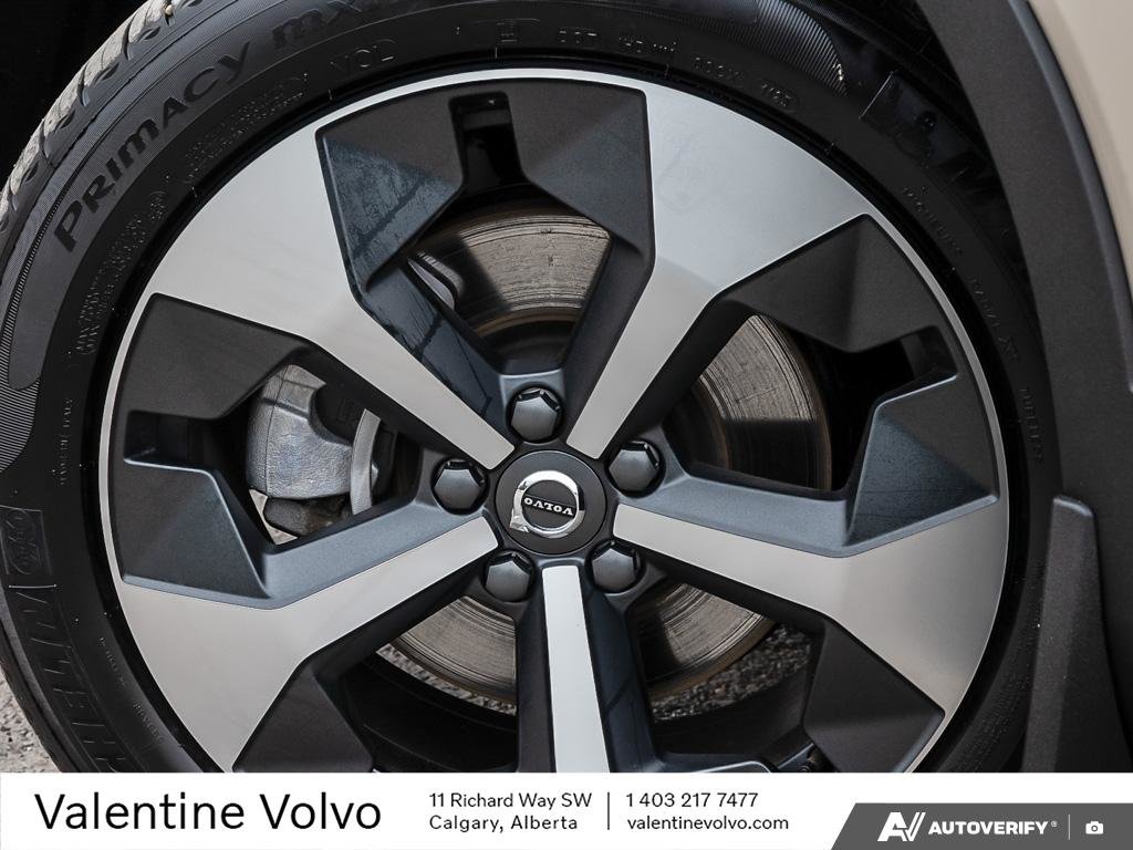 2025 Volvo XC40 Plus Dark Theme-5