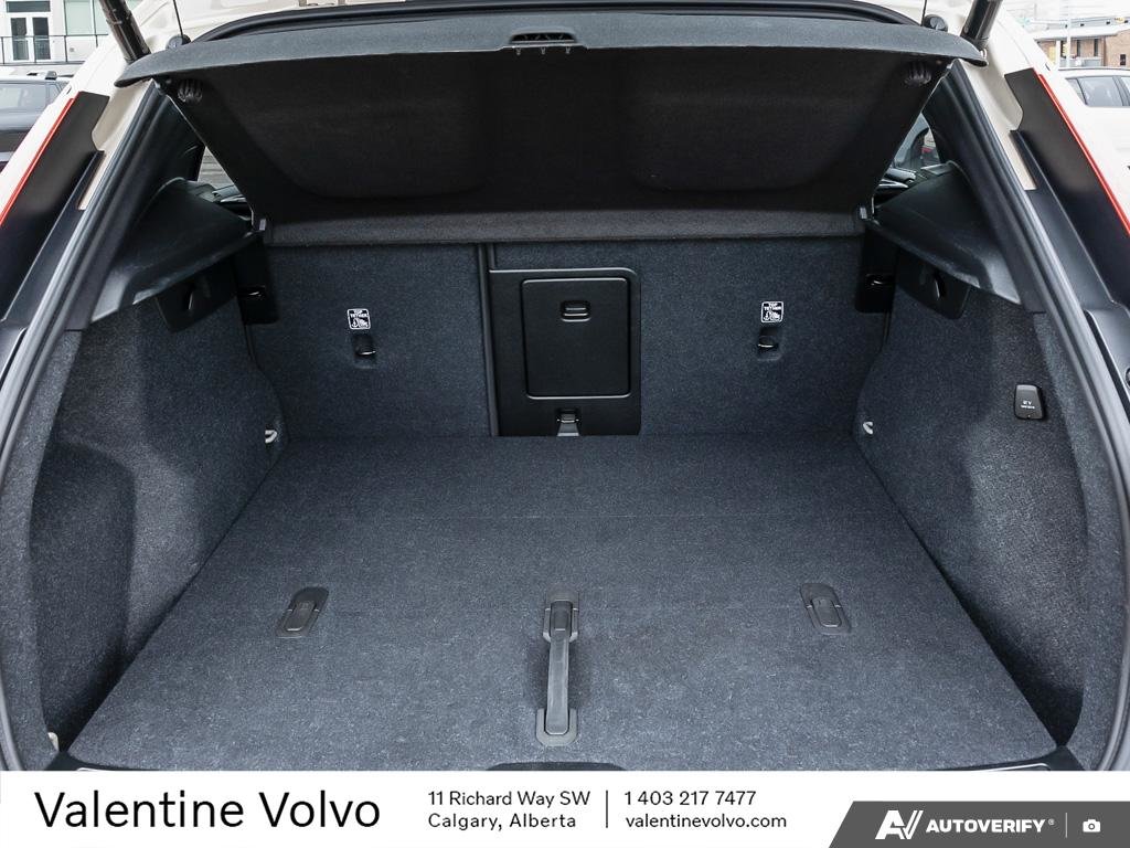 2025 Volvo XC40 Plus Dark Theme-10
