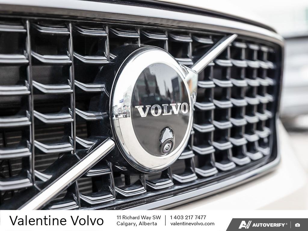 2025 Volvo XC40 Plus Dark Theme-9
