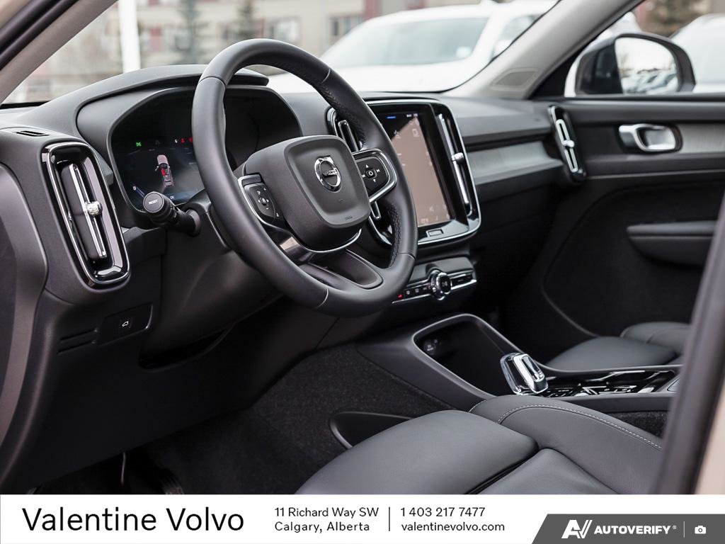 2025 Volvo XC40 Plus Dark Theme-12