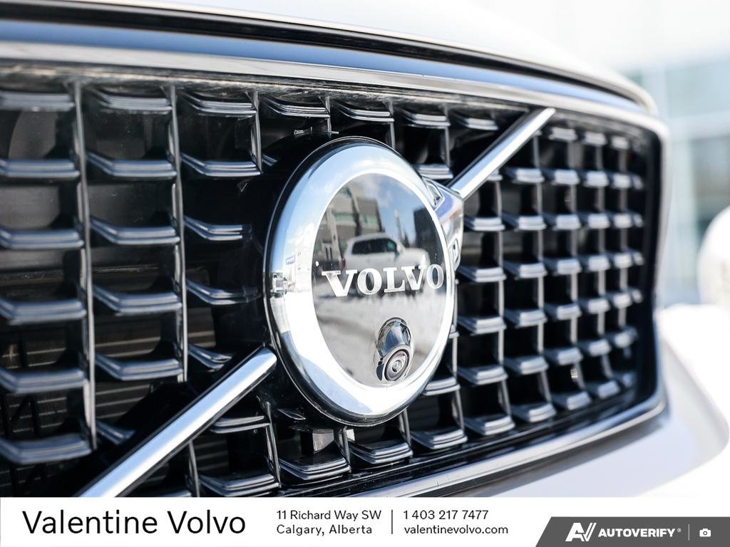 2025 Volvo XC40 Plus Dark Theme-8