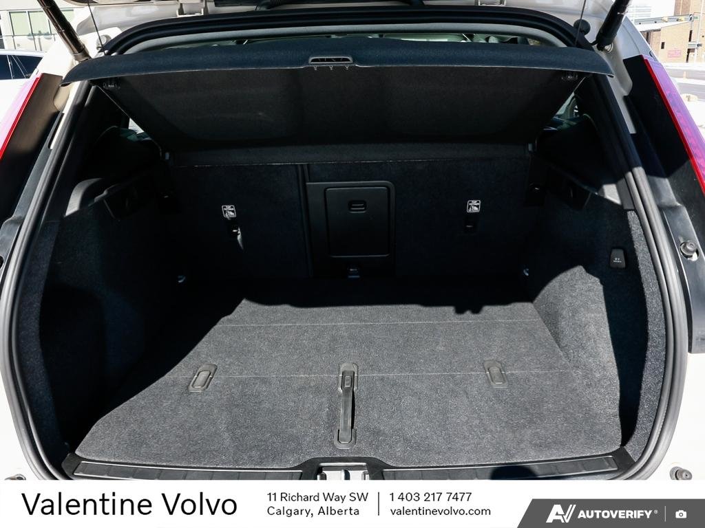 2025 Volvo XC40 Plus Dark Theme-10