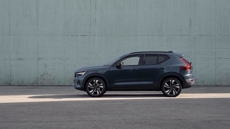 2026 Volvo XC40 Plus Dark Theme-2