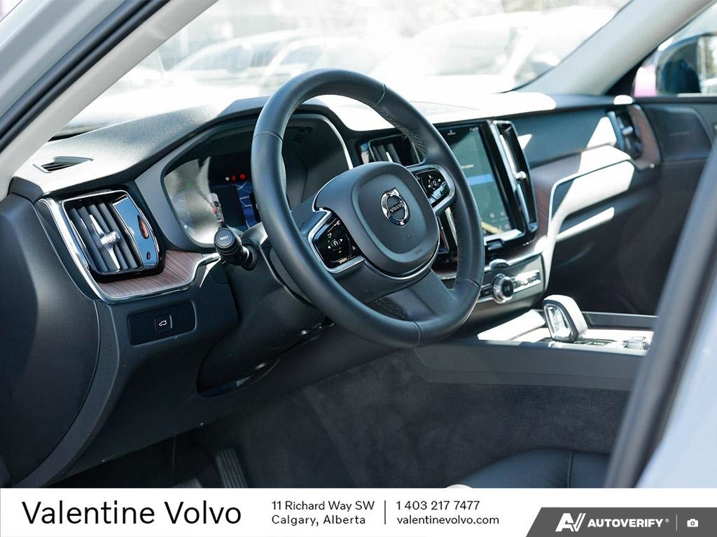 2024 Volvo XC60 Plus Dark Theme-12