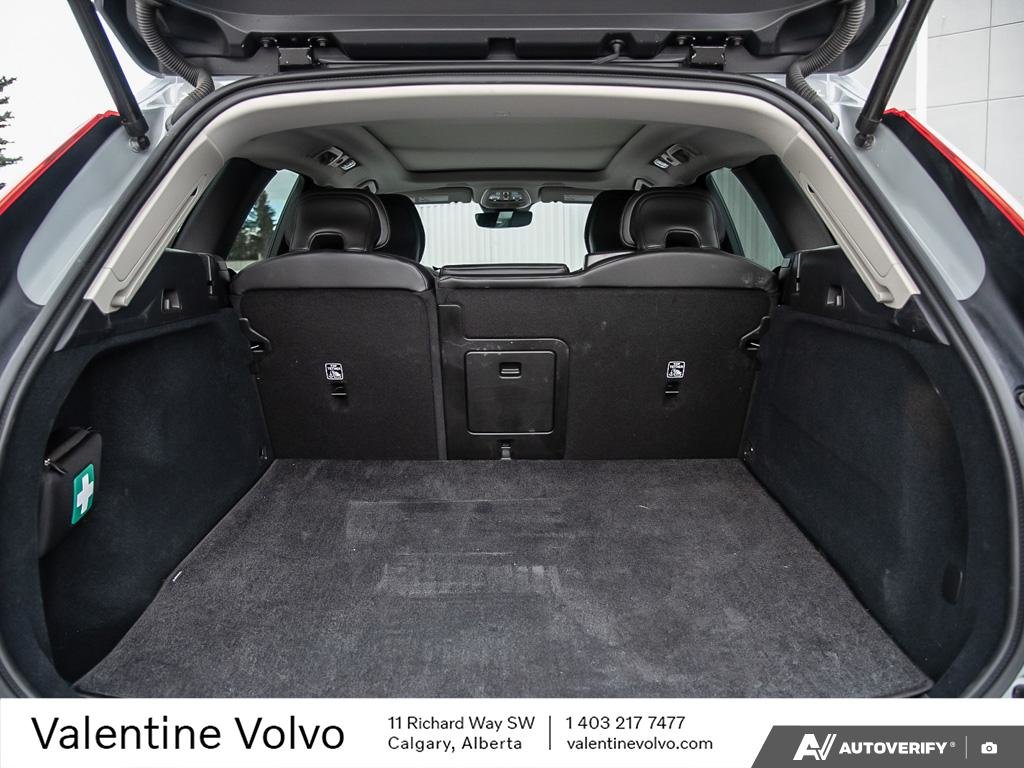 2025 Volvo XC60 Core Dark Theme-10