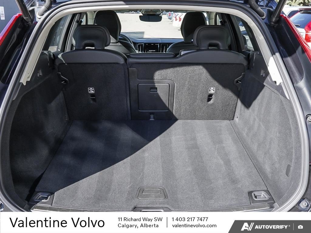 2025 Volvo XC60 Plus Dark Theme-10