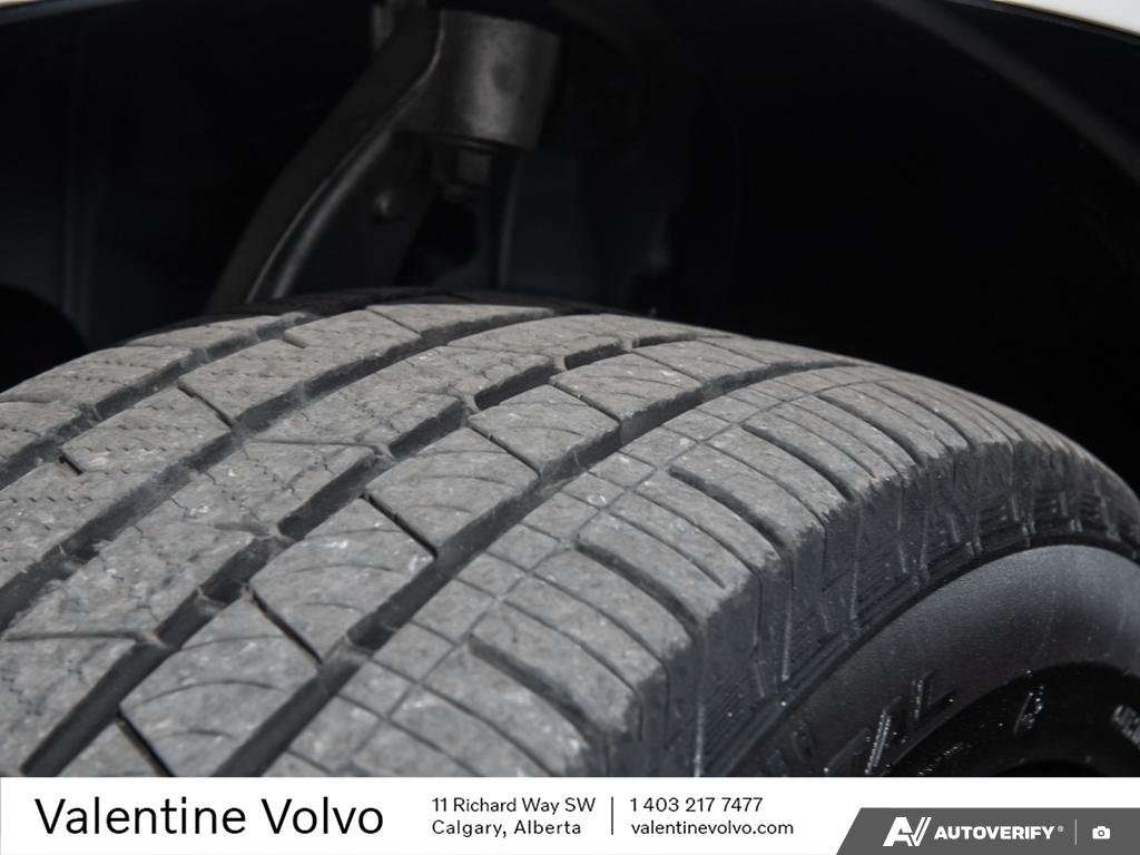 2025 Volvo XC60 Plus Dark Theme-6