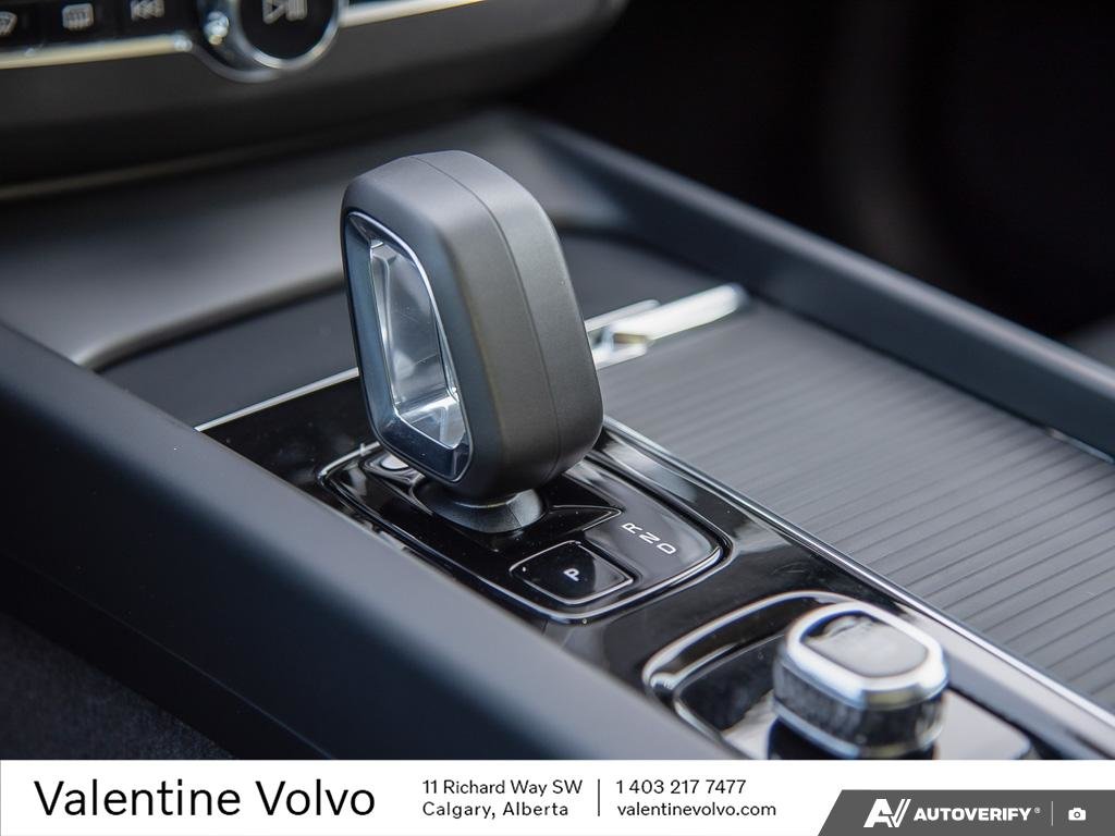 2025 Volvo XC60 Core Dark Theme-18