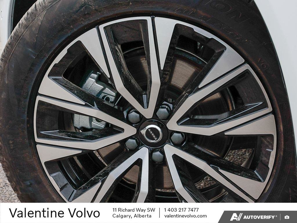 2025 Volvo XC60 Plus Dark Theme-5