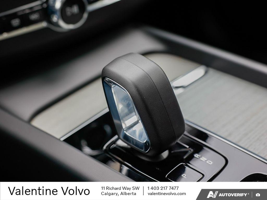 2025 Volvo XC60 Plus Dark Theme-18