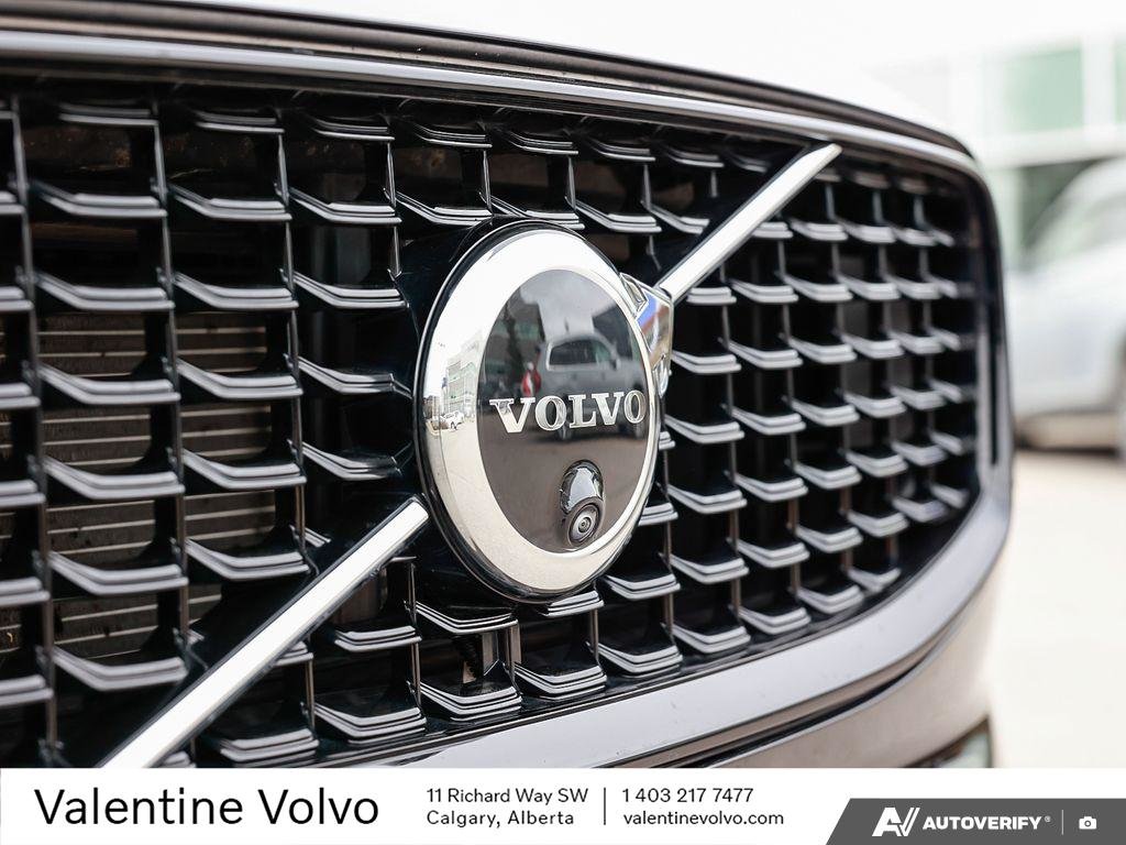 2025 Volvo XC60 Plus Dark Theme-9