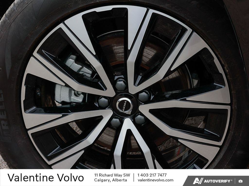 2025 Volvo XC60 Plus Dark Theme-5
