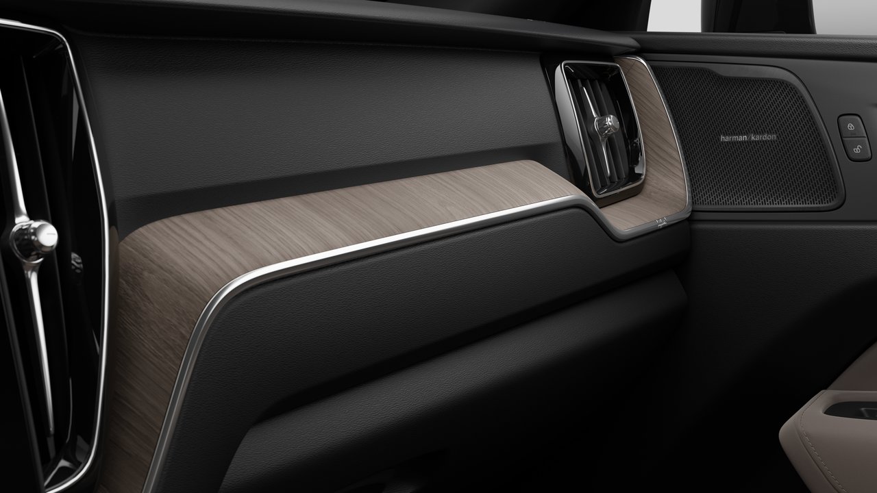 2027 Volvo XC60 Plus (Dark Theme)-8