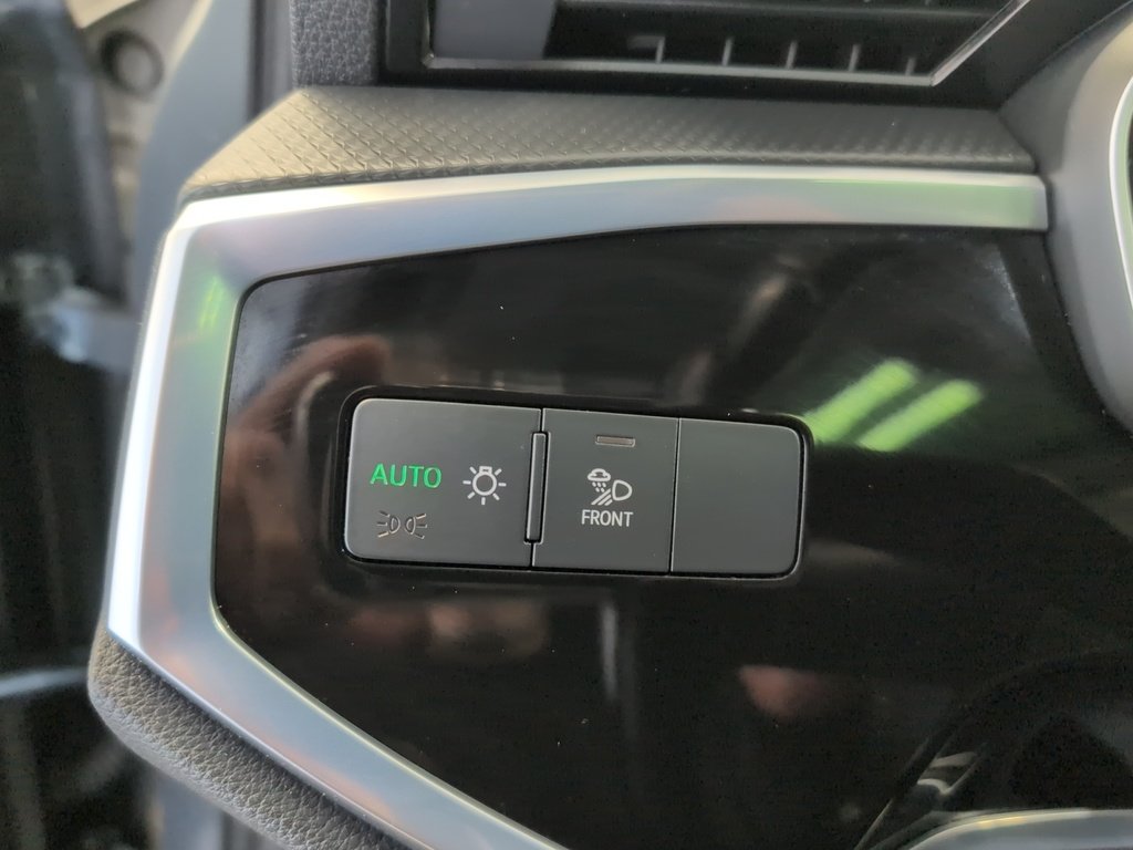 2021 Audi Q3 Komfort ! Leather, AWD! Fresh Trade!