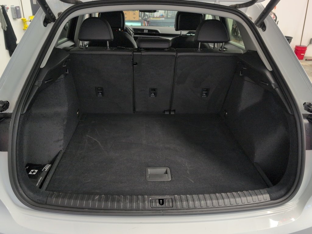 2025 Audi Q3 Komfort ! Leather, AWD! Fresh Trade!