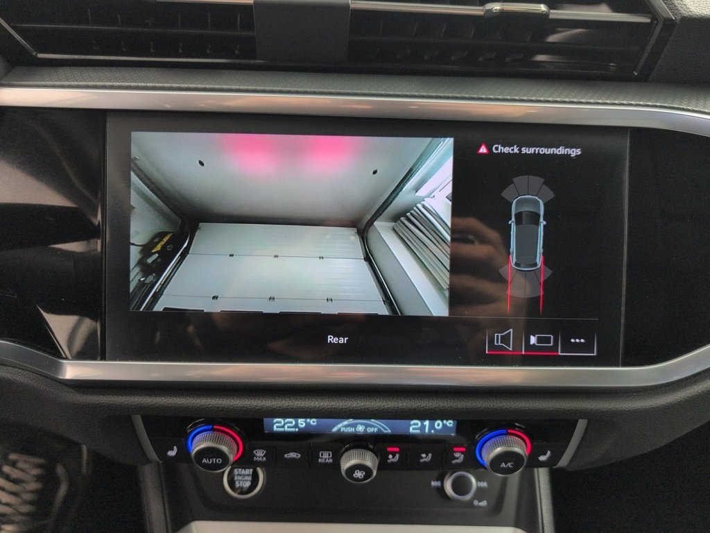 2025 Audi Q3 Komfort ! Leather, AWD! Fresh Trade!