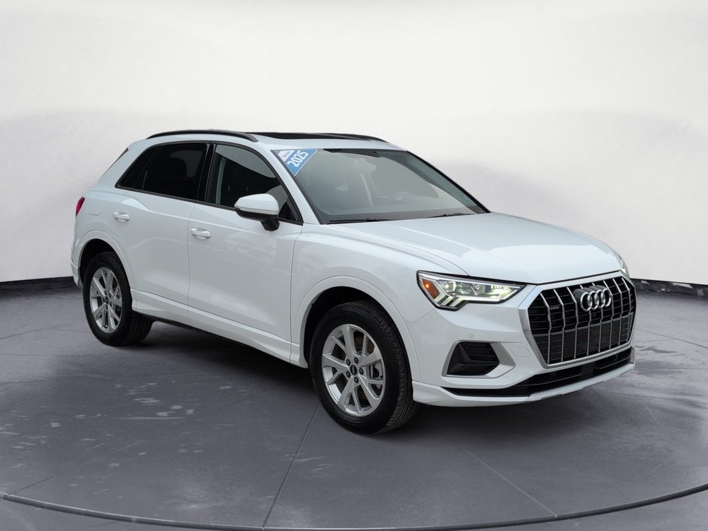 2025 Audi Q3 Komfort ! Leather, AWD! Fresh Trade!