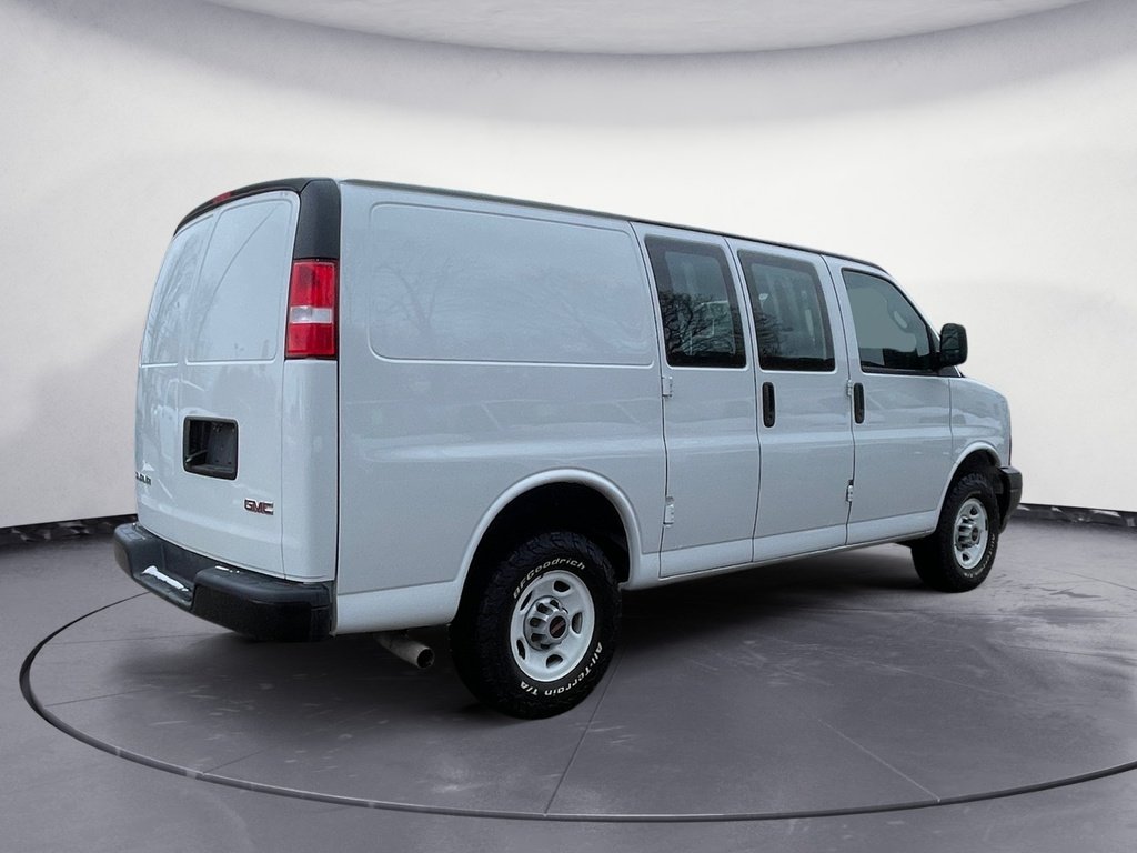 GMC Savana Cargo Van BASE 2024