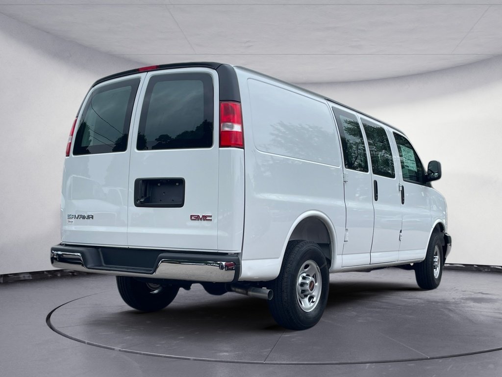 GMC Savana Cargo Van BASE 2025