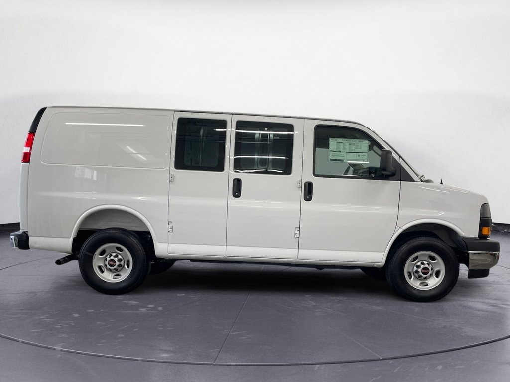 GMC Savana Cargo Van BASE 2025