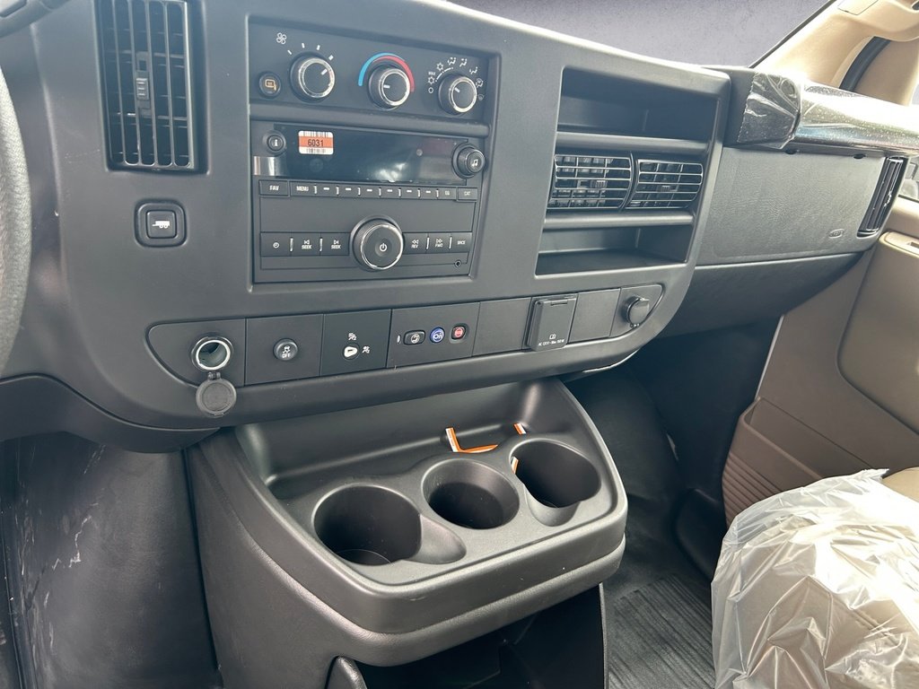 GMC Savana Cargo Van BASE 2025