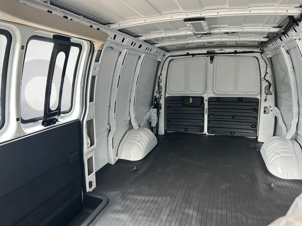 GMC Savana Cargo Van BASE 2025