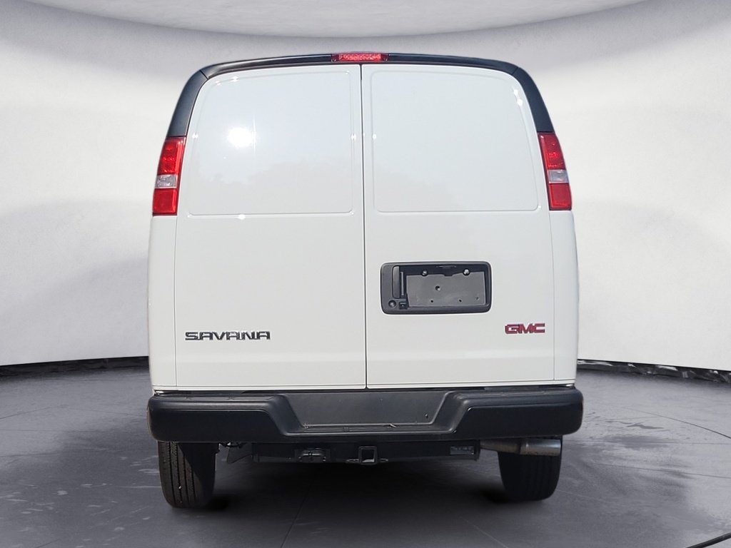 GMC Savana Cargo Van BASE 2025