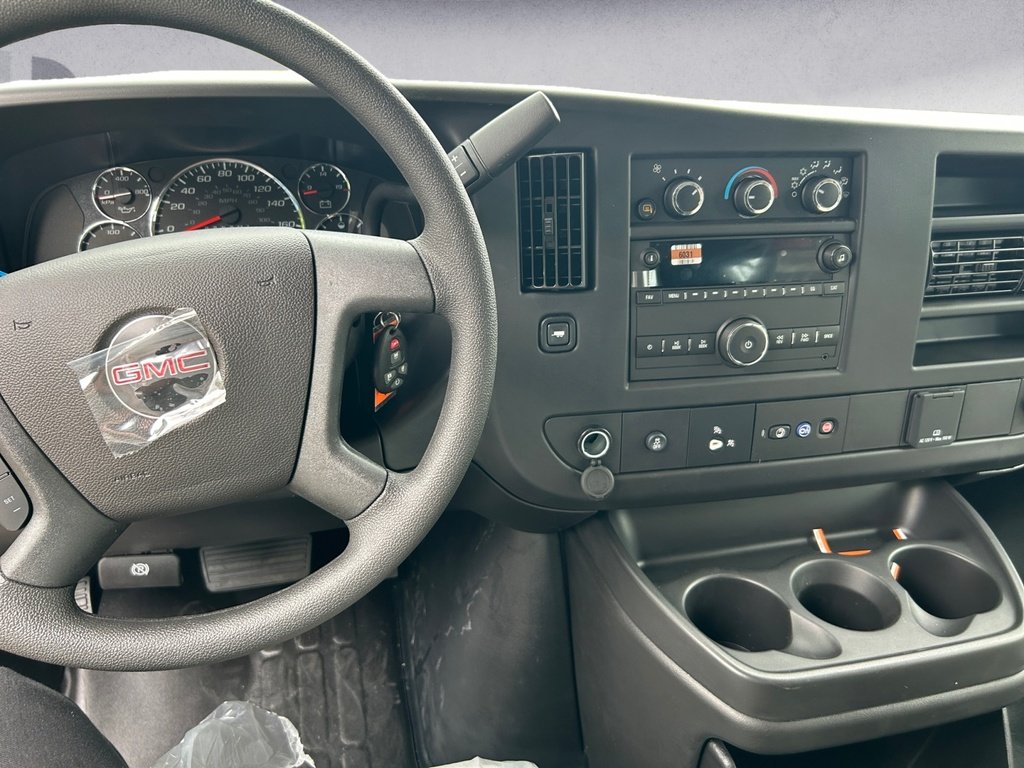 GMC Savana Cargo Van BASE 2025