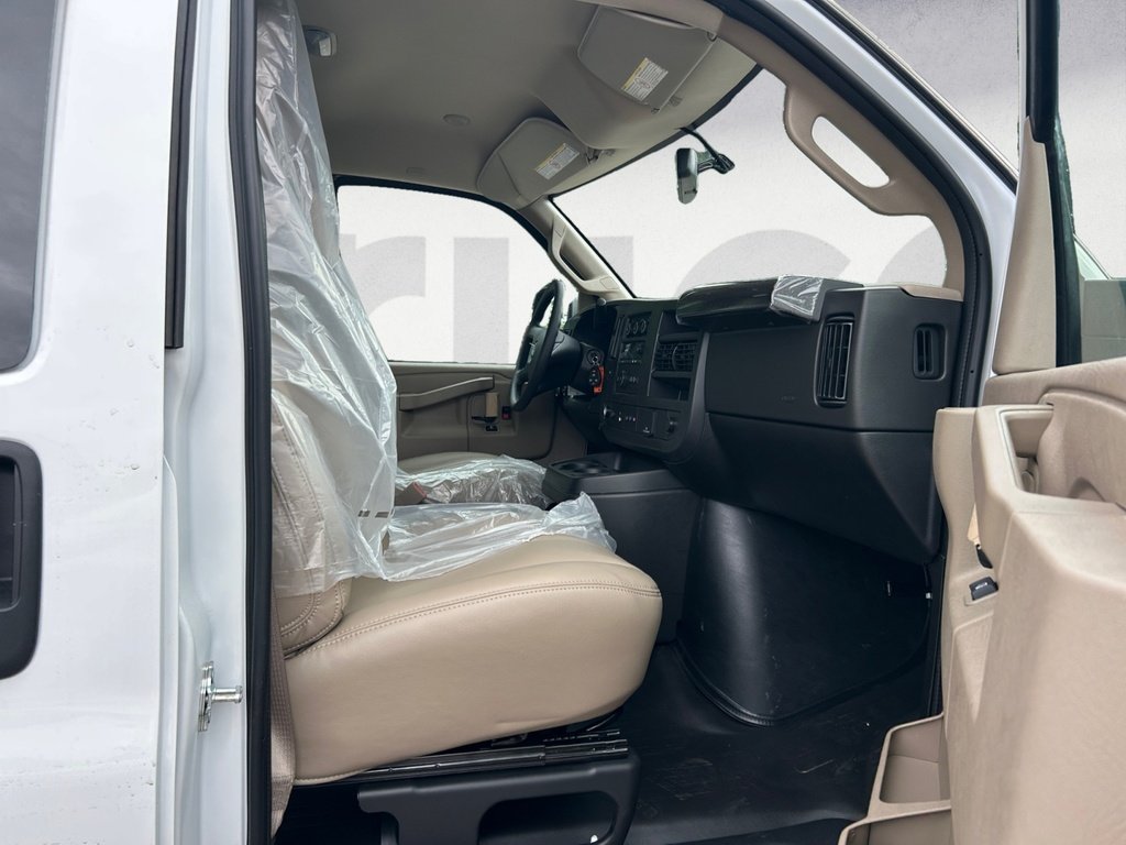 GMC Savana Cargo Van BASE 2025