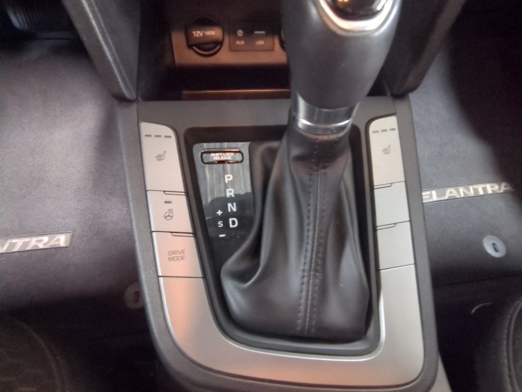 2020 Hyundai Elantra PREFERRED- SUNROOF!