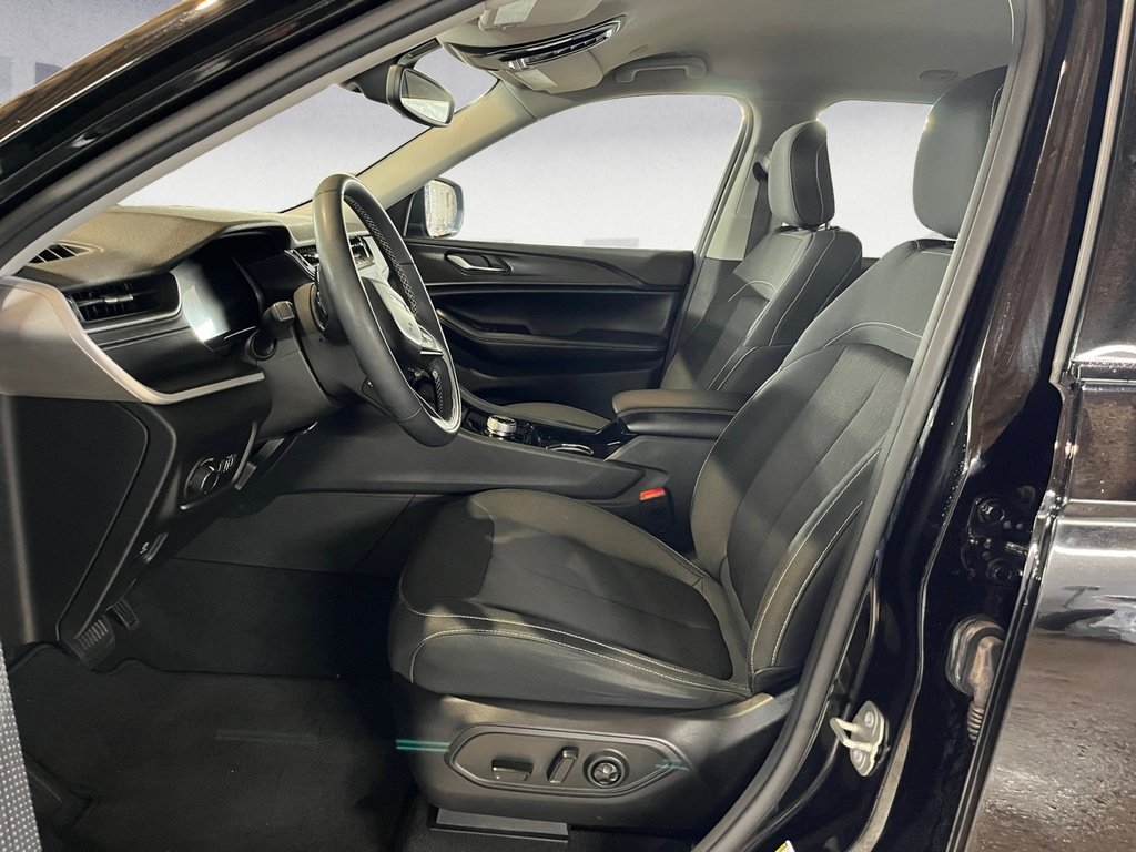 Jeep Grand Cherokee LAREDO 2023