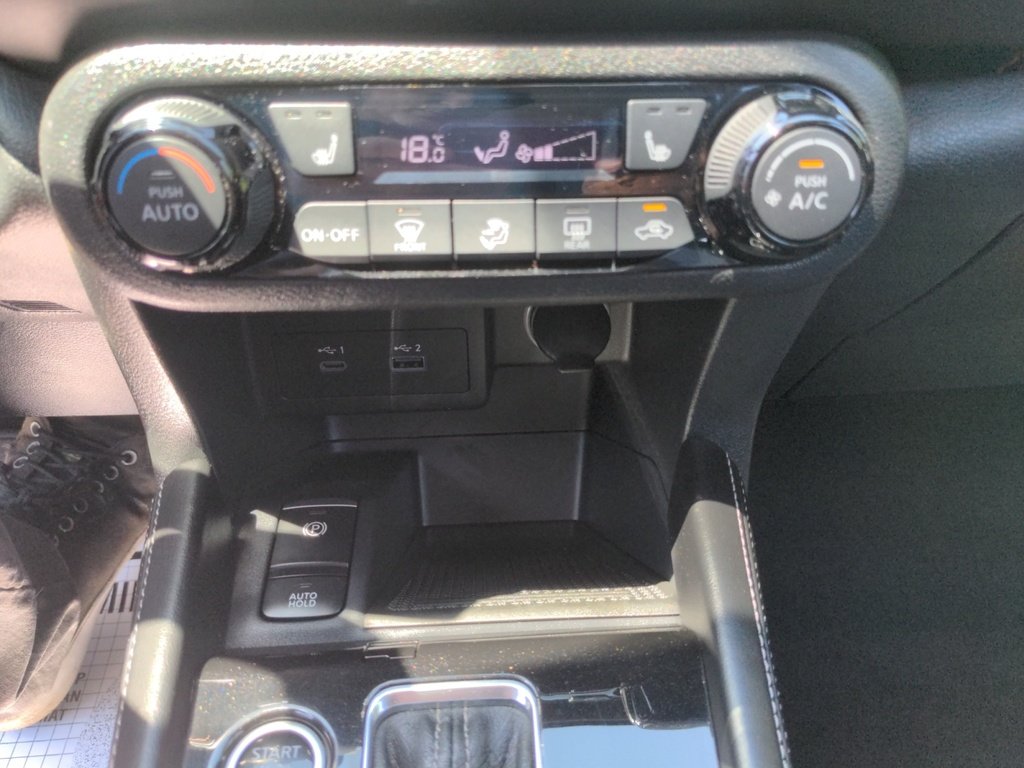 2021 Nissan Kicks SR LOW KMS!