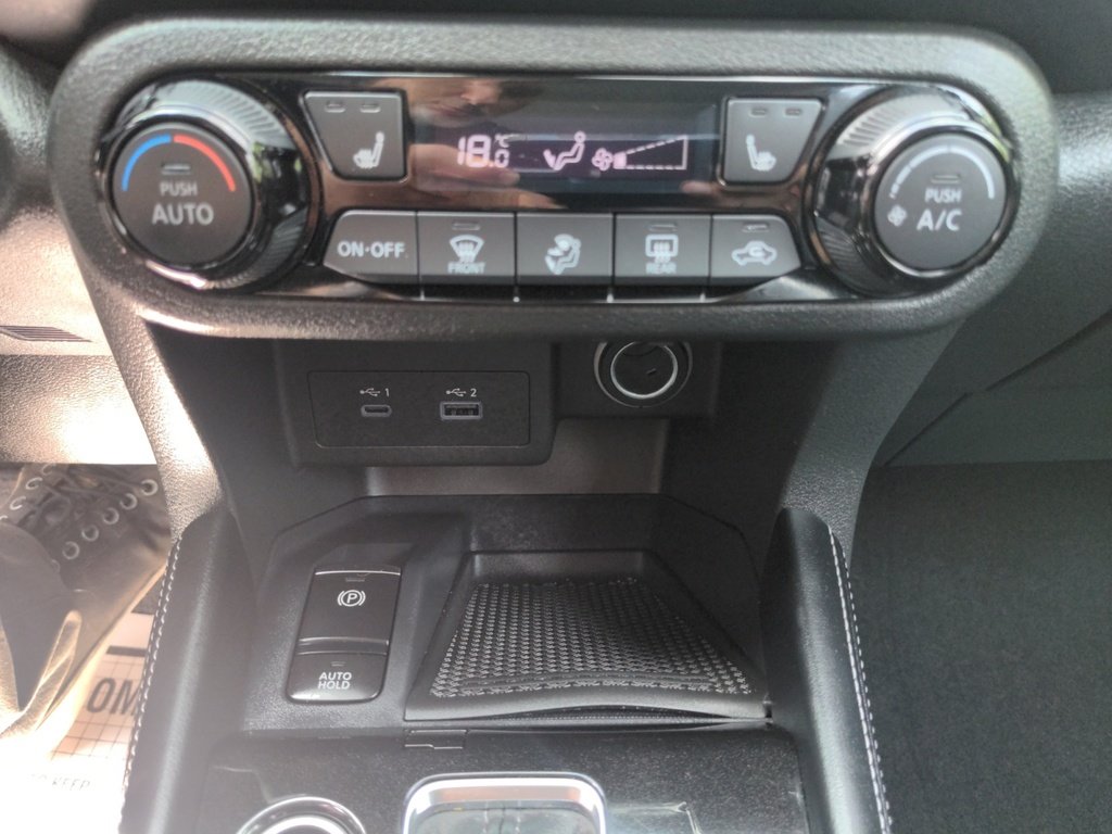 2024 Nissan Kicks SR Premium LOW KMS!!