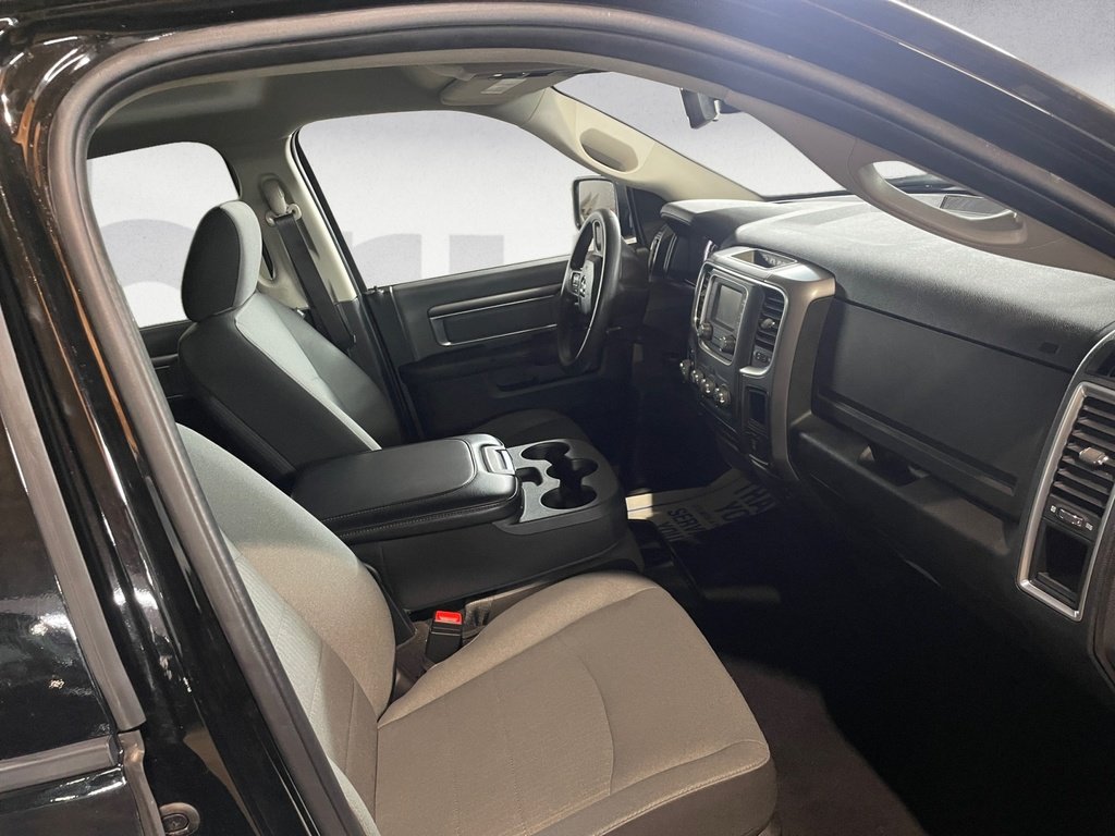 Ram 1500 Classic SLT, 5.7L HEMI, AUTO HEADLIGHTS, BACK UP CAMERA 2023