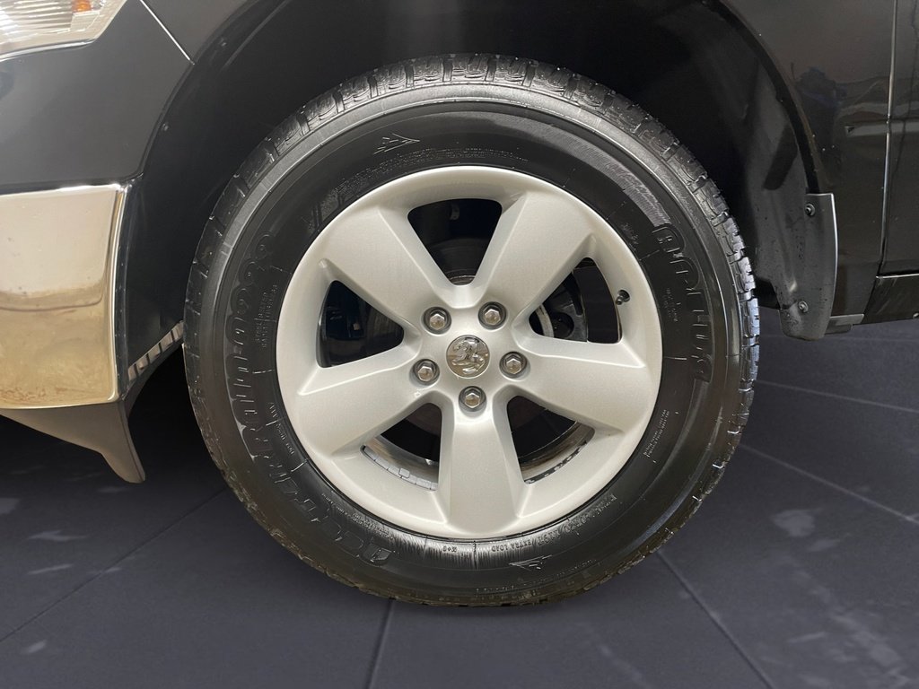 Ram 1500 Classic SLT, 5.7L HEMI, AUTO HEADLIGHTS, BACK UP CAMERA 2023