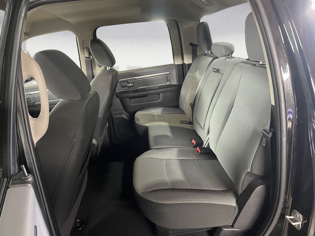 Ram 1500 Classic SLT, 5.7L HEMI, AUTO HEADLIGHTS, BACK UP CAMERA 2023