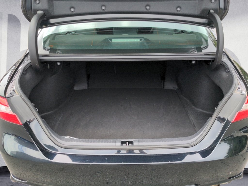 Toyota Camry SE LOW KMS! 2020