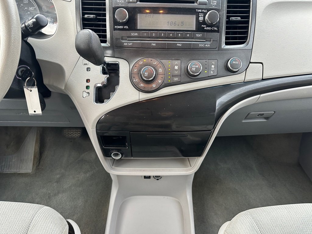 Toyota Sienna BASE 2014