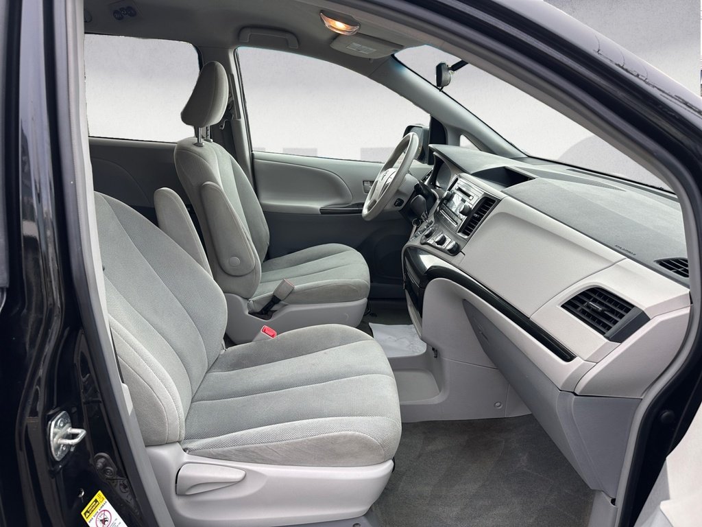 Toyota Sienna BASE 2014