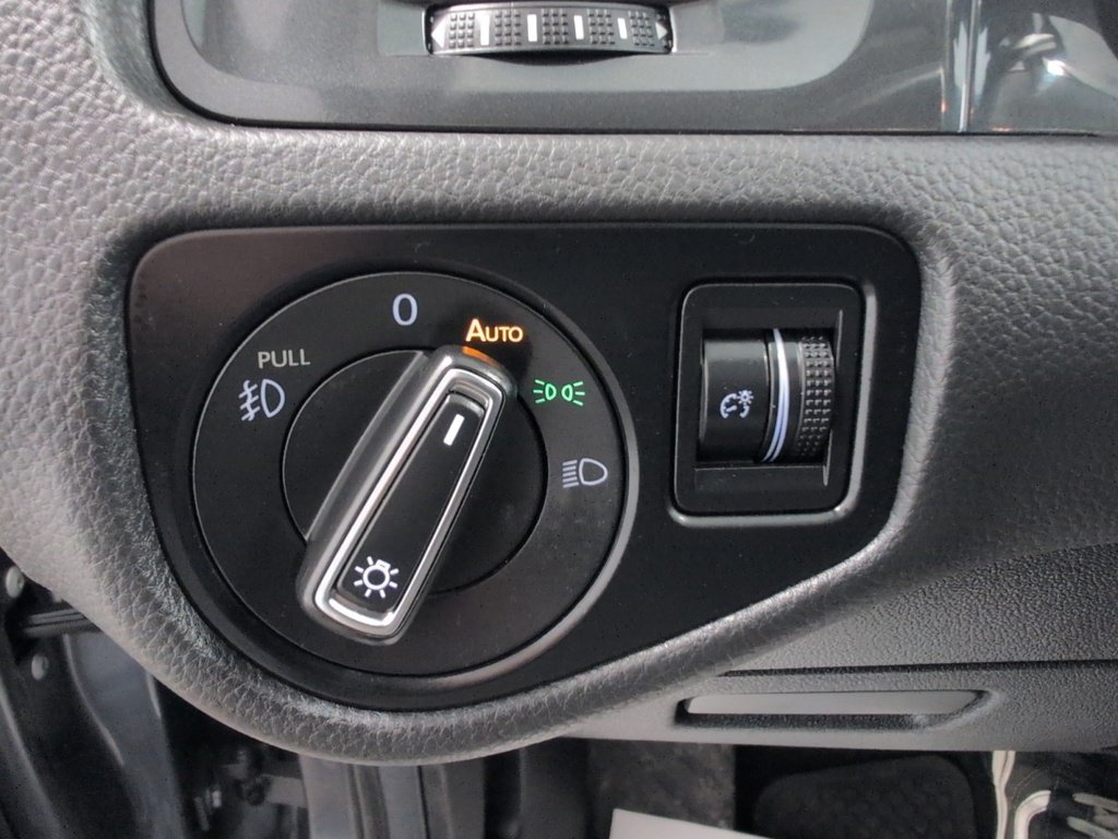 2019 Volkswagen Golf Highline, Leather, Sunroof!