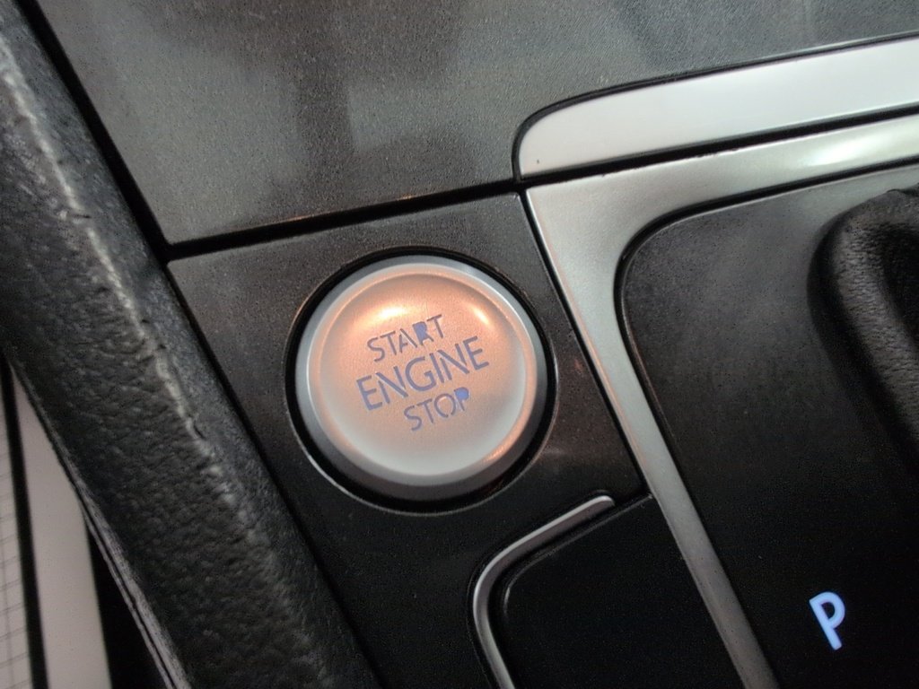 2019 Volkswagen Golf Highline, Leather, Sunroof!